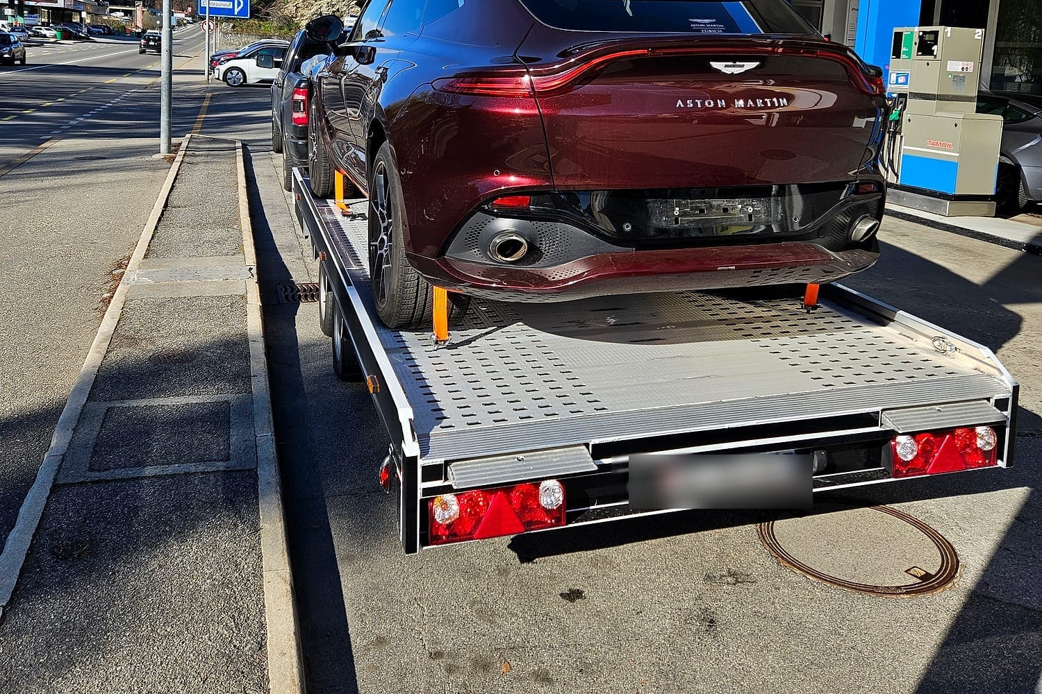 Aston Martin DBX beim exklusiven Fahrzeugtransport von Under Cover