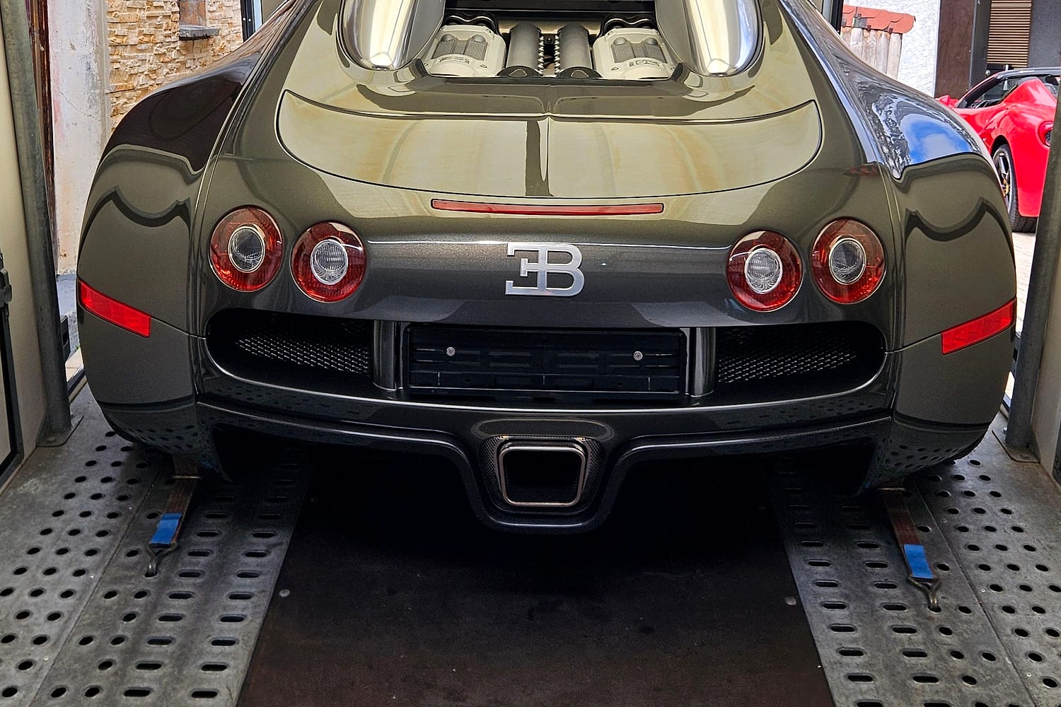 Bugatti Veyron beim exklusiven Fahrzeugtransport von Under Cover