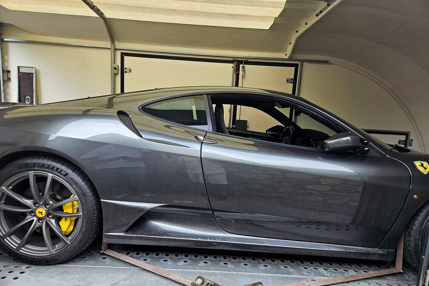 Ferrari 430 Scuderia beim exklusiven Fahrzeugtransport von Under Cover