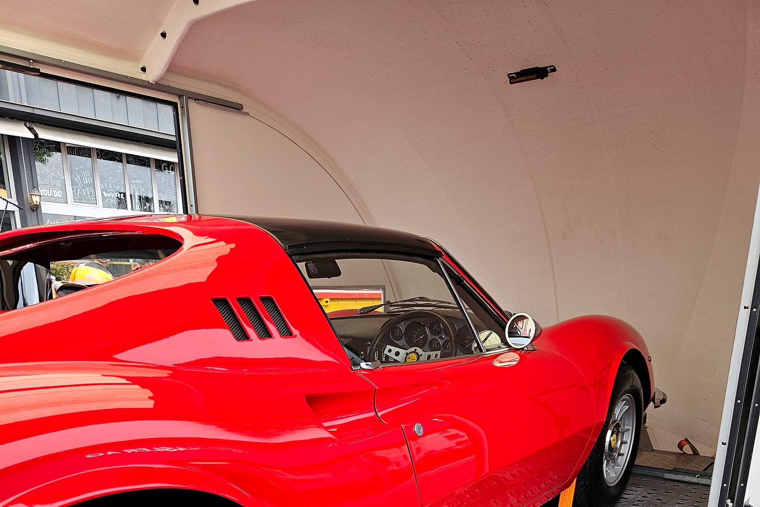 Ferrari Dino 246 GT beim exklusiven Fahrzeugtransport von Under Cover