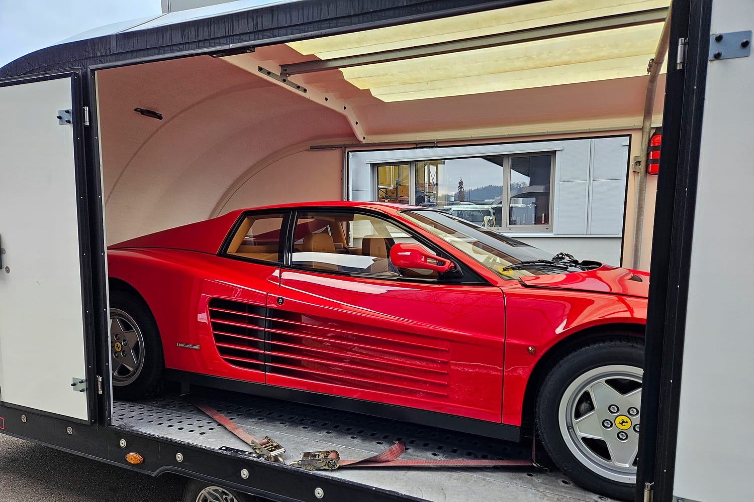 Ferrari Testarossa beim exklusiven Fahrzeugtransport von Under Cover