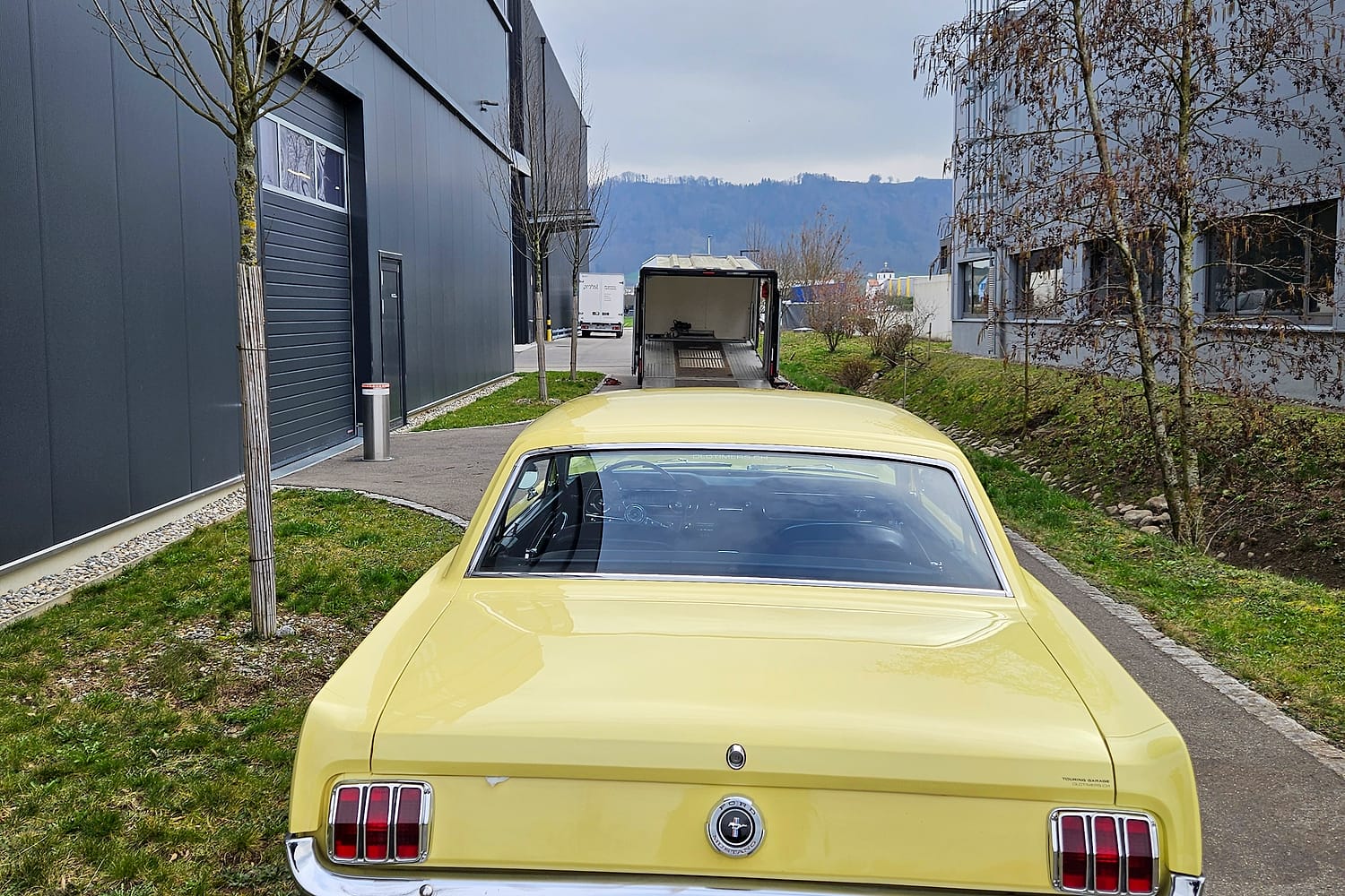 Ford Mustang beim exklusiven Fahrzeugtransport von Under Cover
