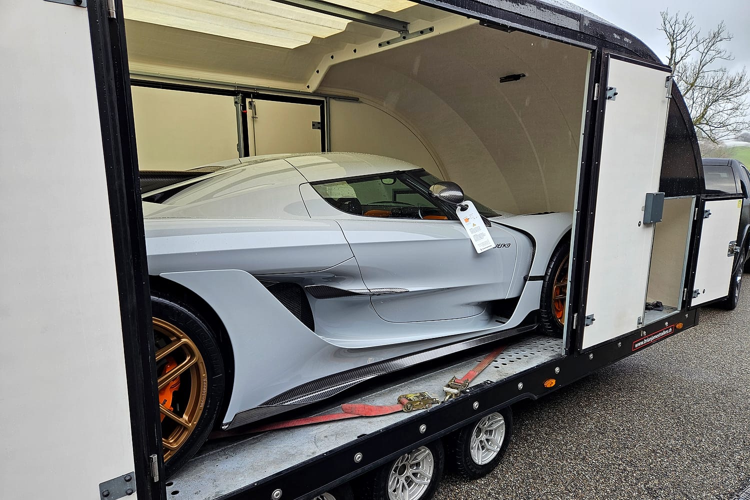 Koenigsegg Jesko beim exklusiven Fahrzeugtransport von Under Cover