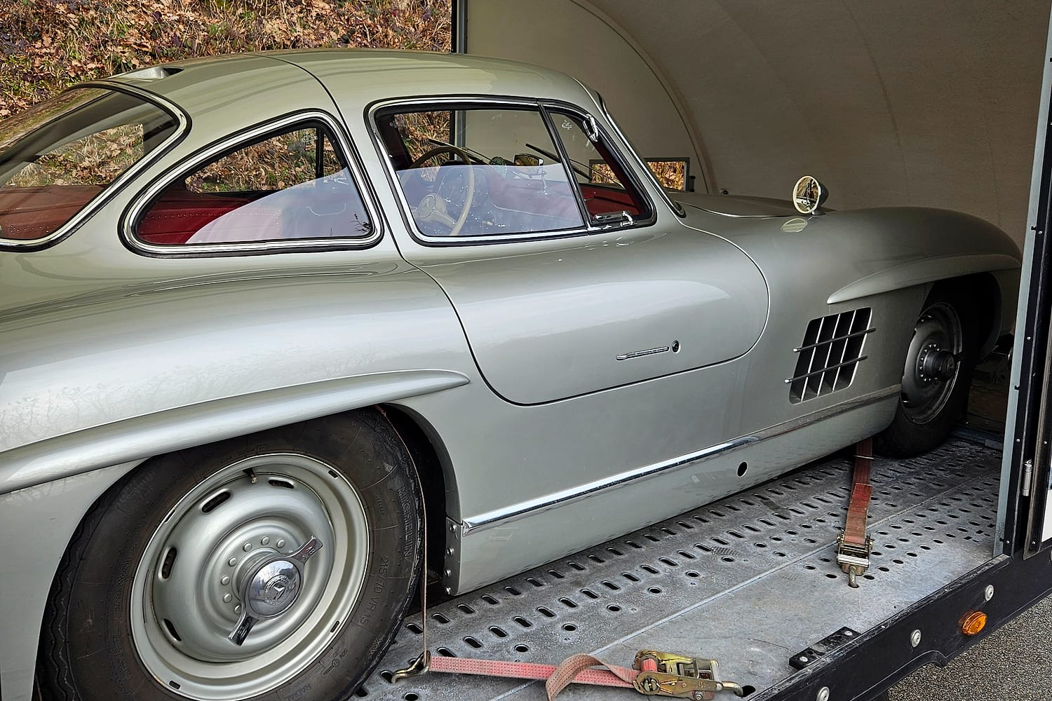 Mercedes 300 SL beim exklusiven Fahrzeugtransport von Under Cover