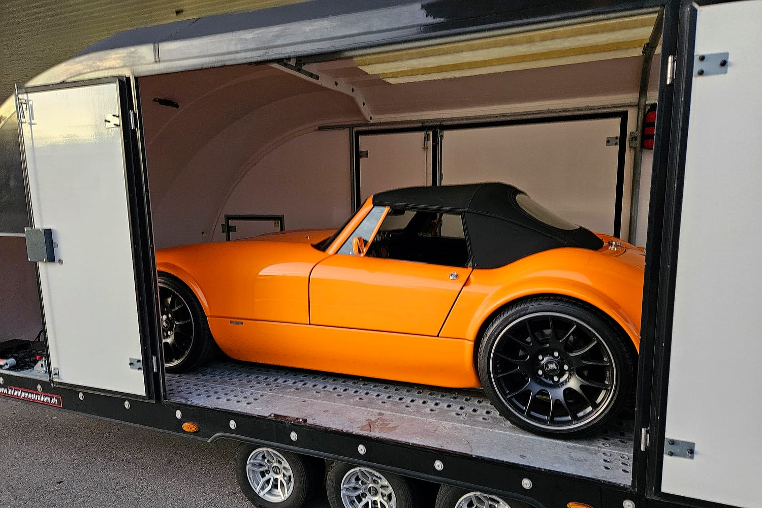 Wiesmann Roadster beim exklusiven Fahrzeugtransport von Under Cover